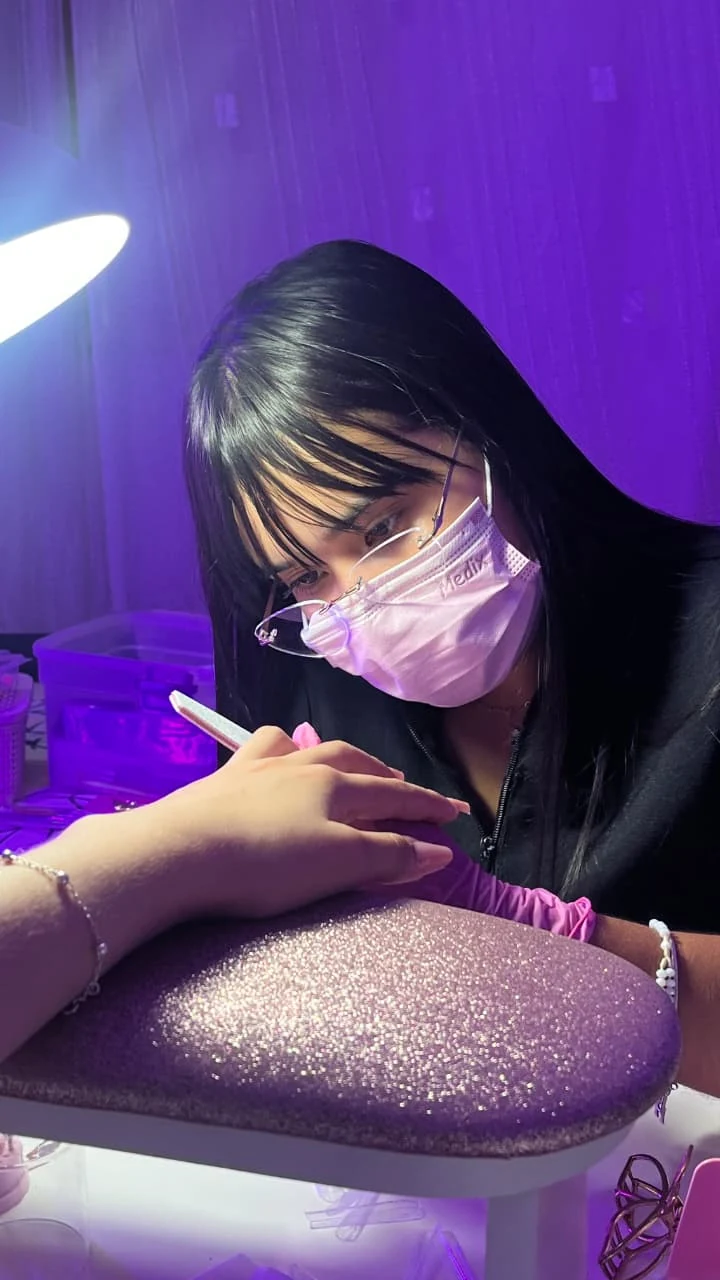 Juh Souza realizando um atendimento de manicure