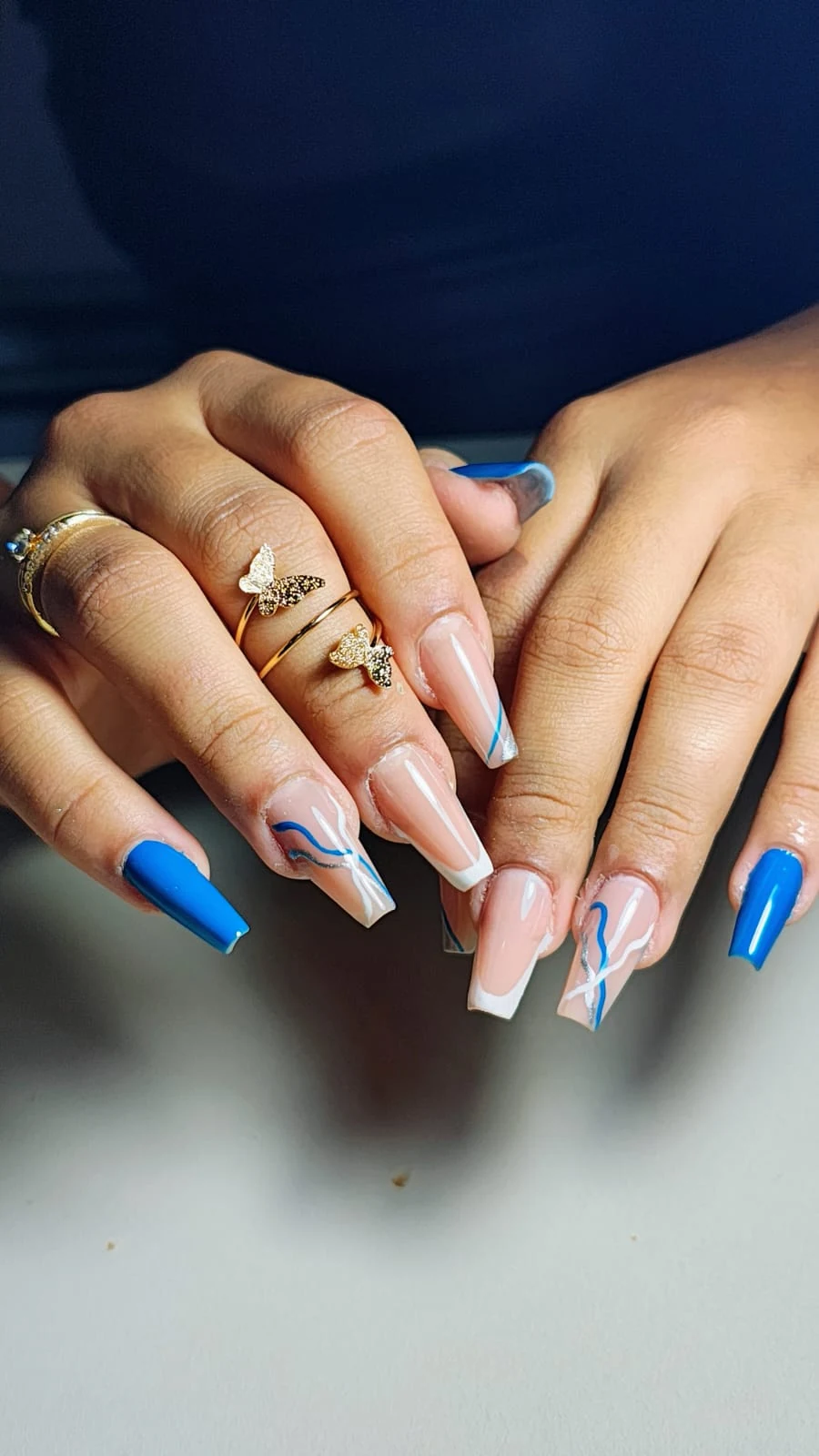 Alongamento nude, azul e branco com desenho ondulado