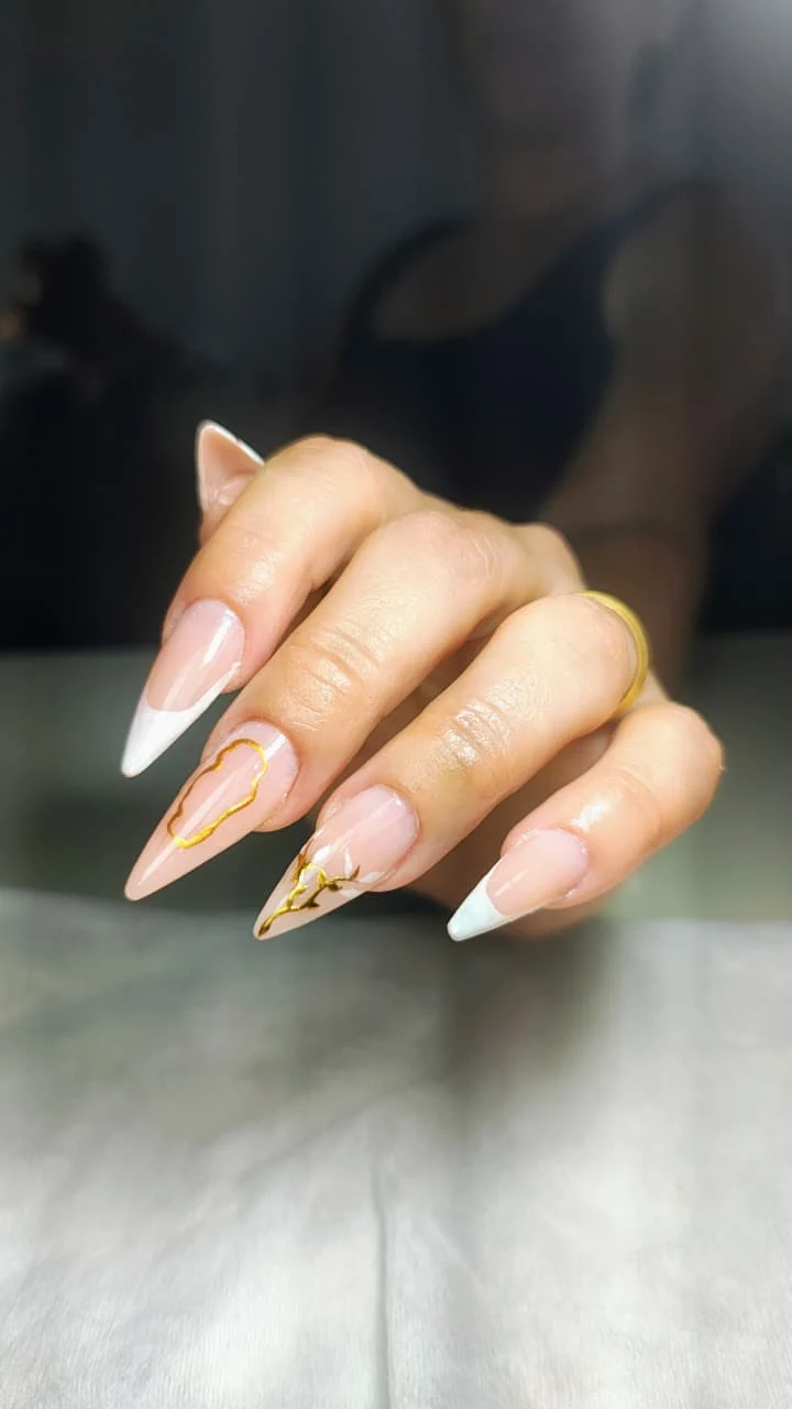 Unhas amendoadas com francesinha branca e dourada